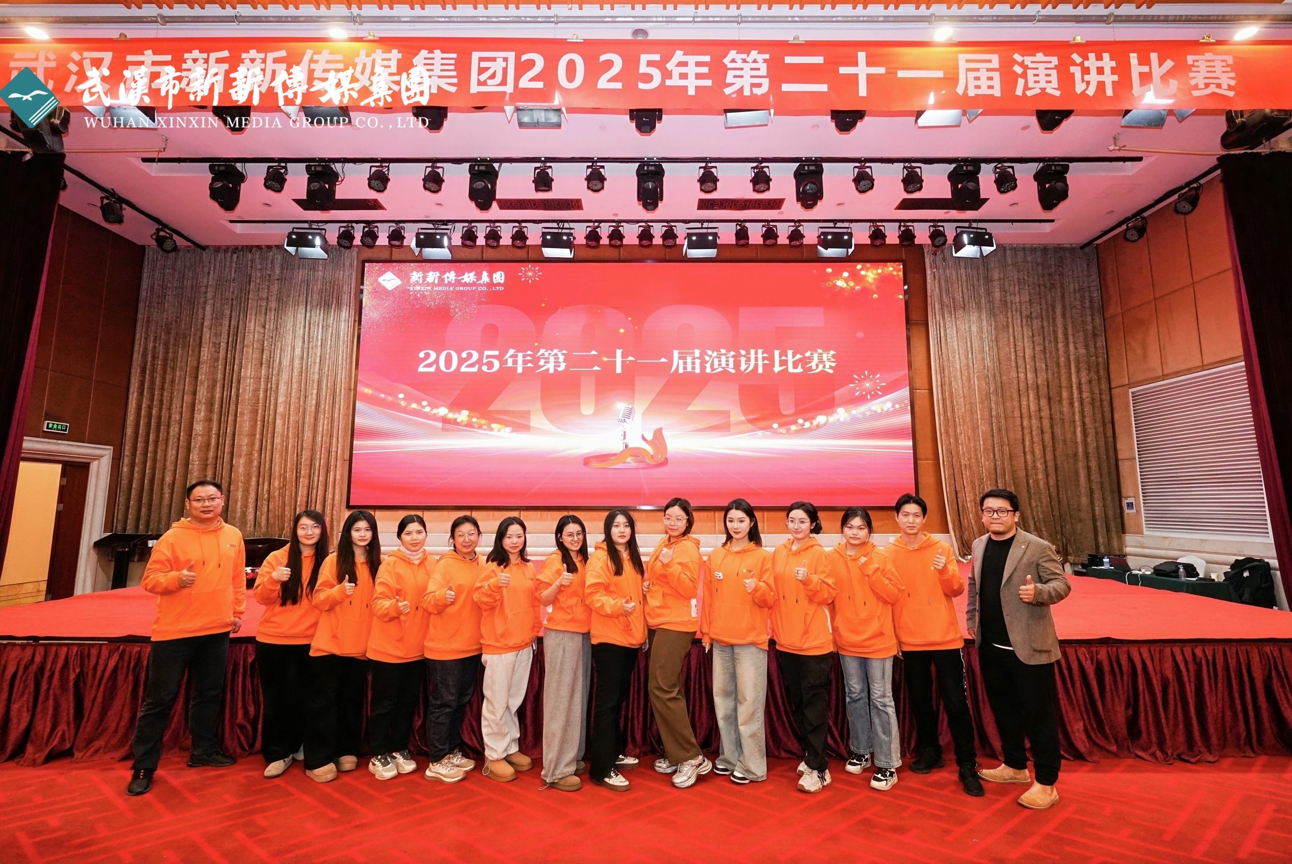 小志老师在新新传媒小墨艺术演讲比赛的照片-52书法博客